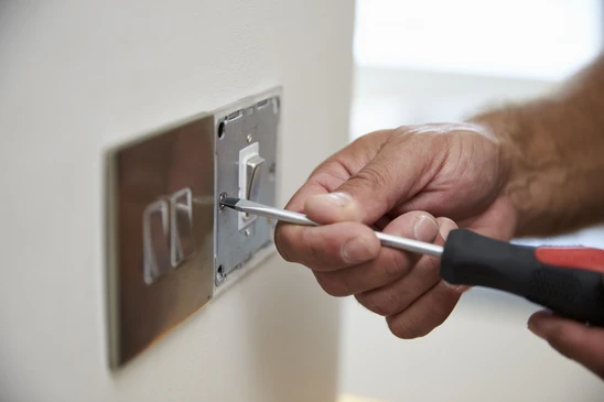 Gros Plan Sur Un Électricien Réparant Un Commutateur De Lumière Domestique