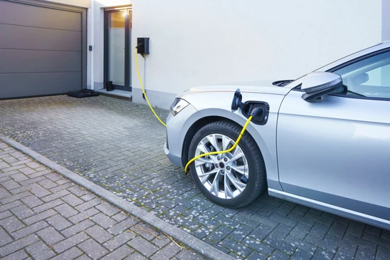 chargement de l'ev à domicile à partir d'une boîte murale dans l'allée