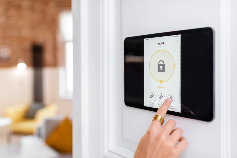 Contrôle du système d'alarme de la maison avec un écran tactile numérique installé sur le mur