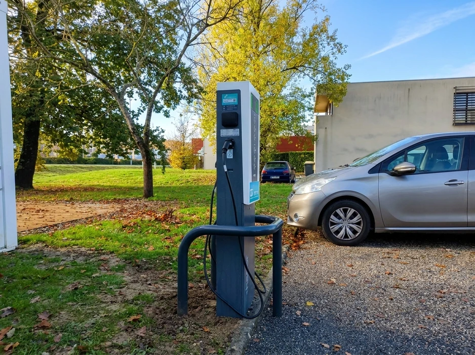 Scène extérieure, parking résidentiel en automne