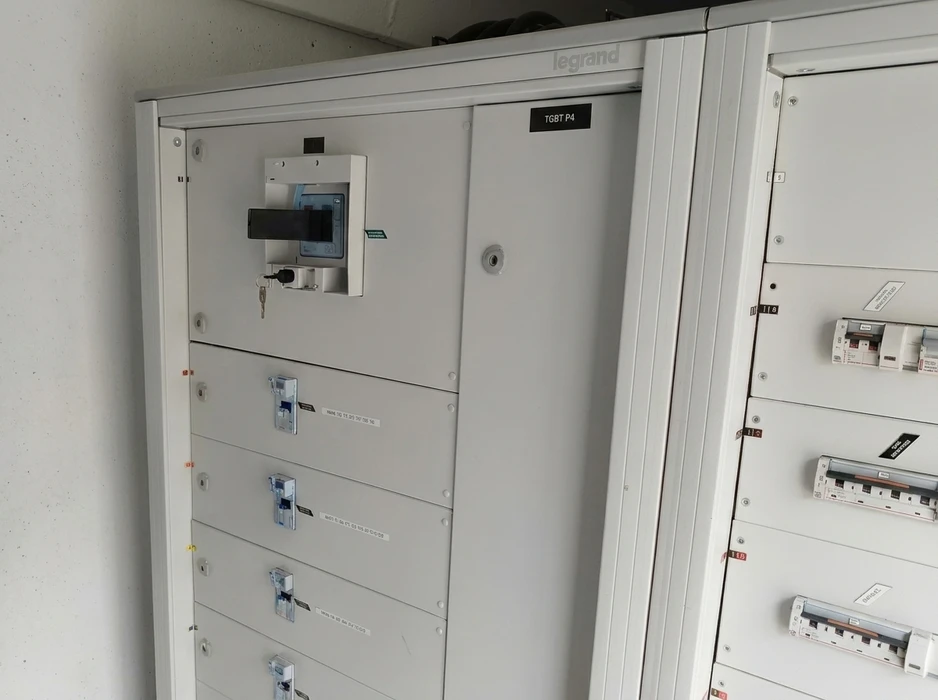 Armoire électrique TGBT (Tableau Général Basse Tension) P4, installation tertiaire intérieure