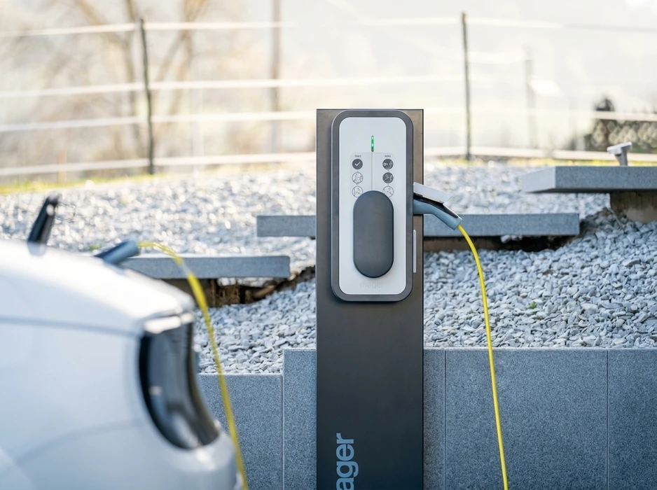 Borne de recharge pour véhicule électrique en extérieur, montée sur colonne métallique gris anthracite