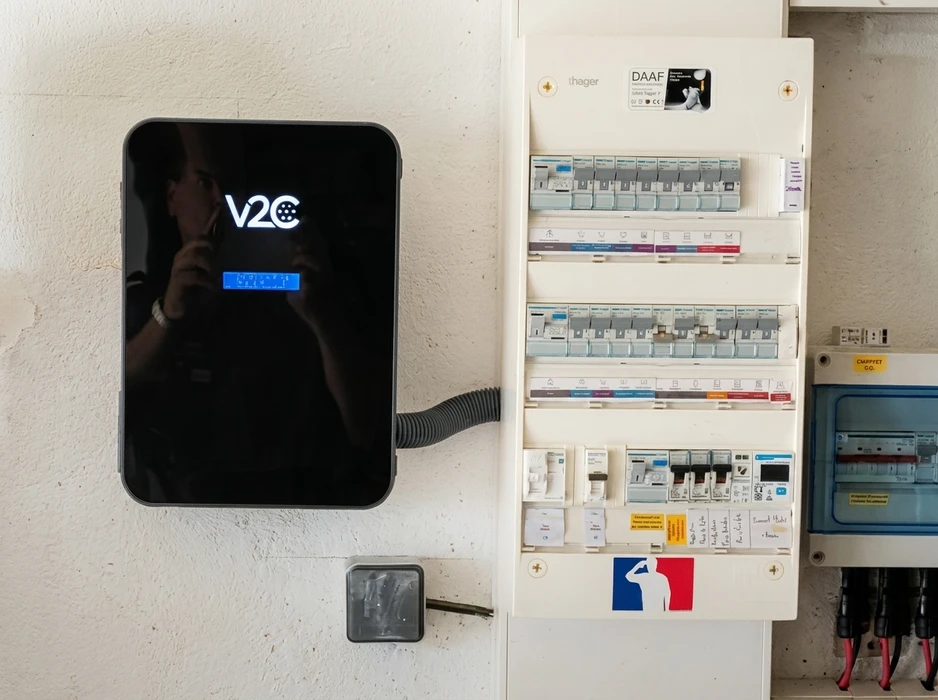 Installation murale d'une borne de recharge V2C pour véhicule électrique, montée en garage intérieur