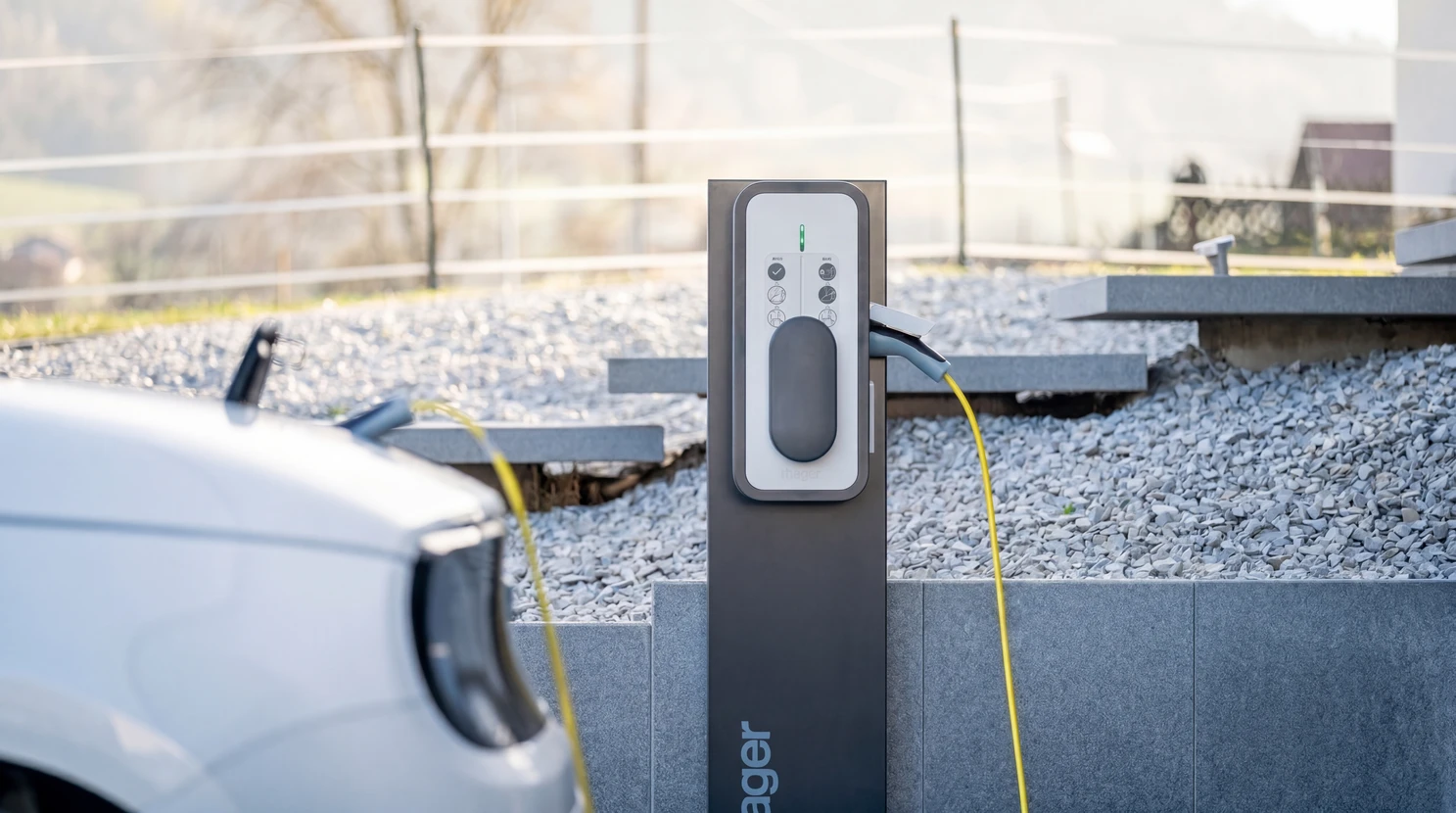 chargement de l'ev à domicile à partir d'une boîte murale dans l'allée