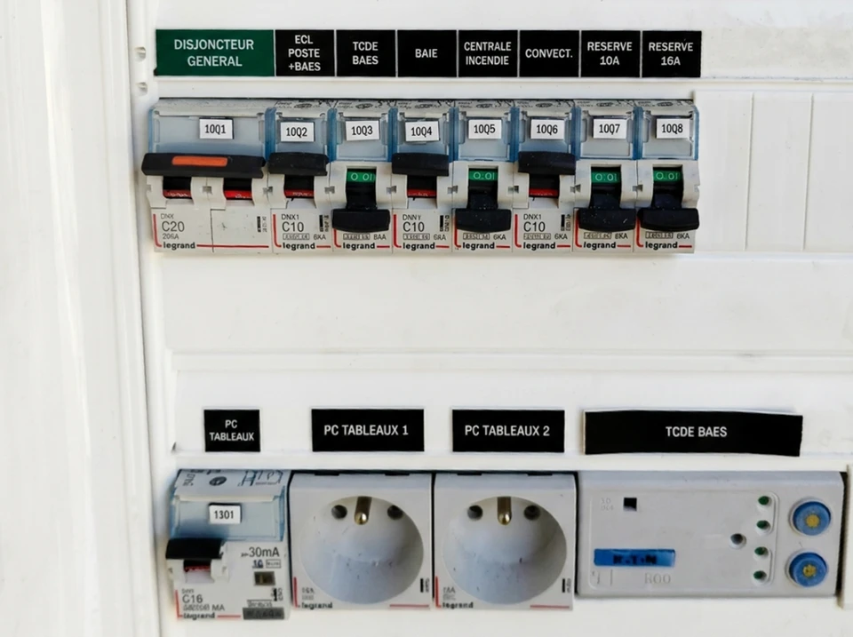 Professionnel électricien travaillant sur l'installation et la vérification d'équipements électriques