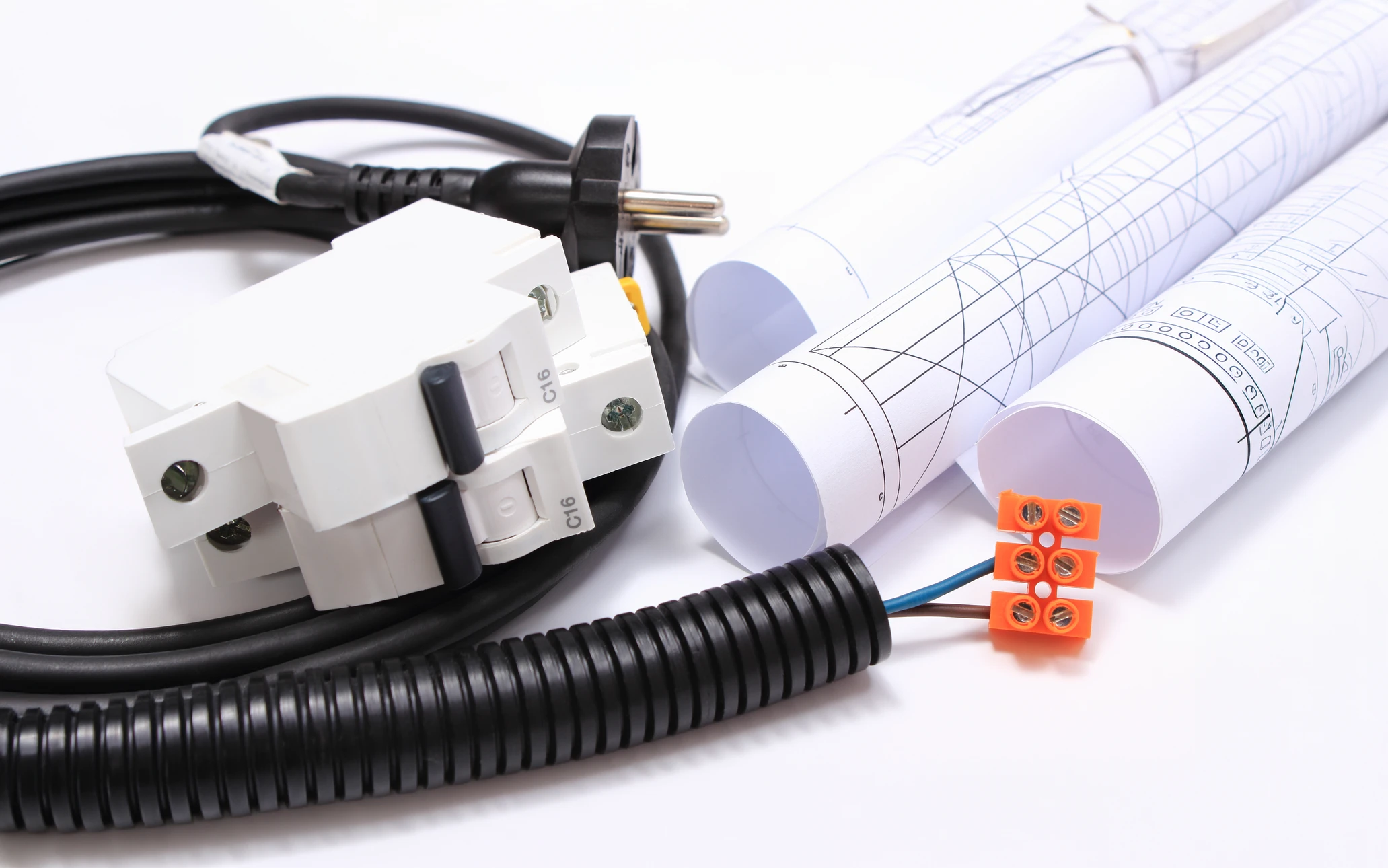 Électricien en intervention à domicile travaillant sur une installation électrique près d'une fenêtre