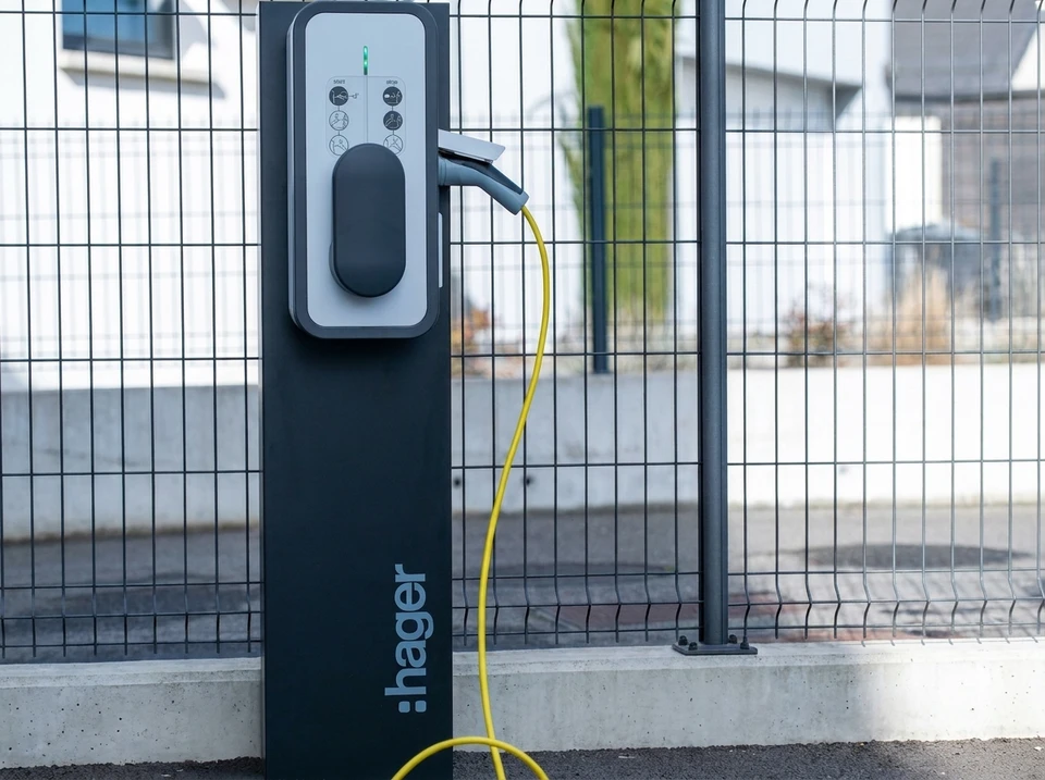 chargement de l'ev à domicile à partir d'une boîte murale dans l'allée